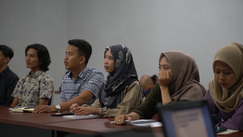 Juliana mengikuti kelas kuliah
