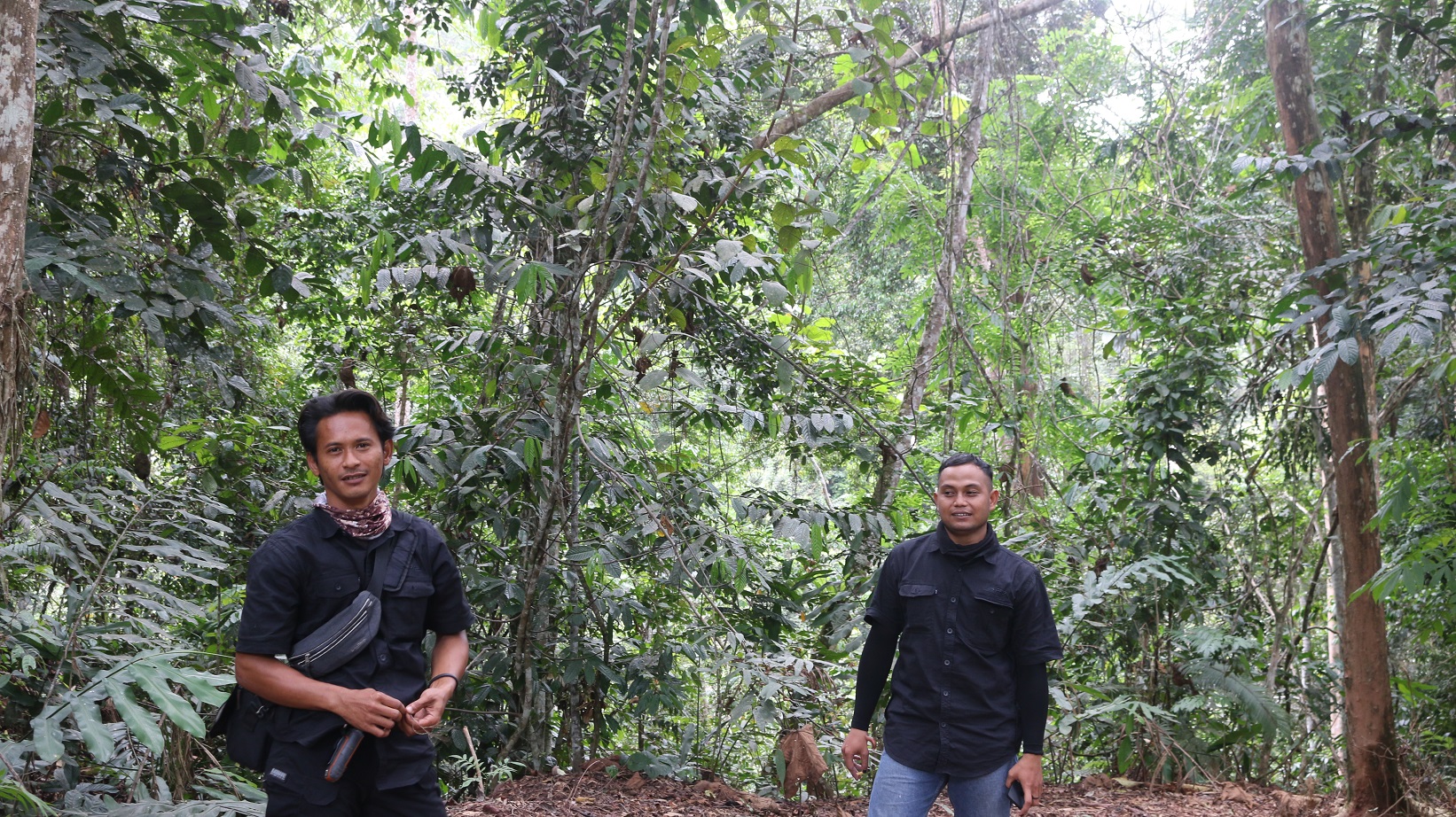 Panji (kira) dan Wija (kanan) Anggota Tim Patroli PKHS. Foto: Annisa MK/Pundi Sumatra