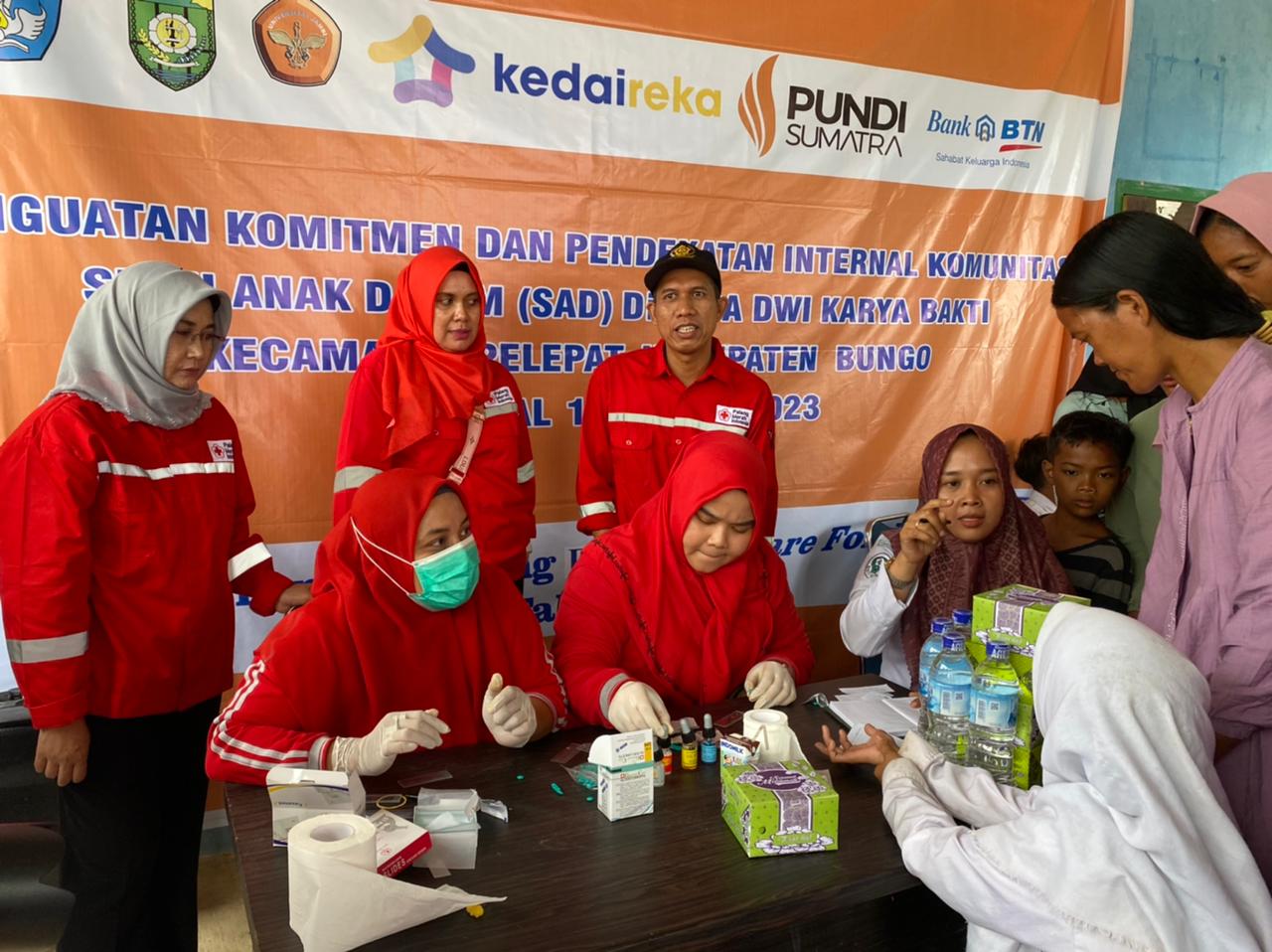 Pengecekan Golongan Darah Komunitas SAD Bungo. Dokumentasi Pundi Sumatra.