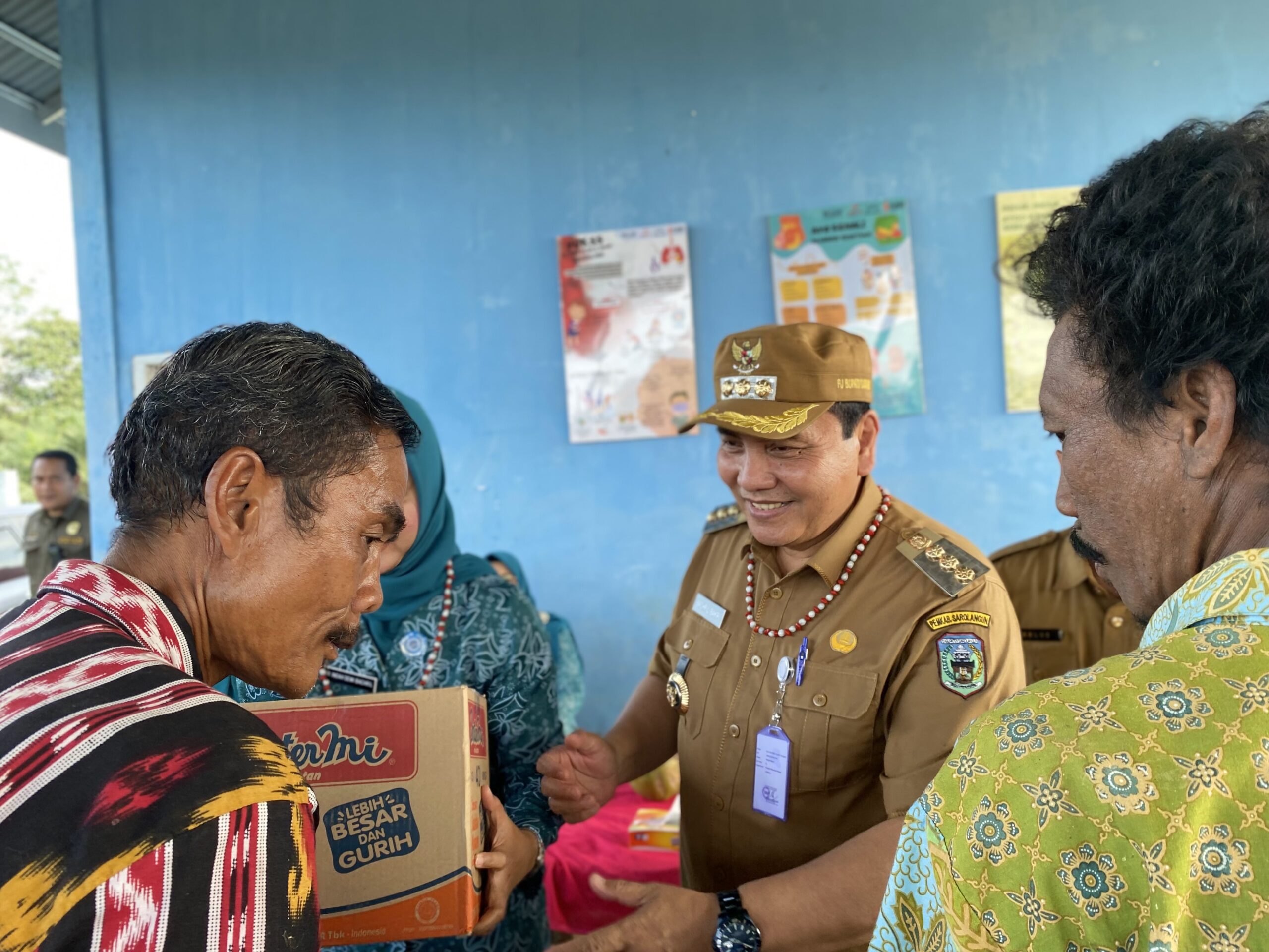 Penyerahan bantuan oleh Pj. Bupati Sarolangun kepada Suku Anak Dalam (SAD)