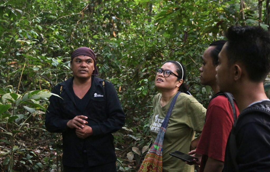 Peserta melakukan liputan langsung kelapangan, salah satu tim berkesempatan mengunjungi lokasi hutan melihat keanekaragam hayati yang ada didalam hutan. Foto: Fahmi/Pundi Sumatra