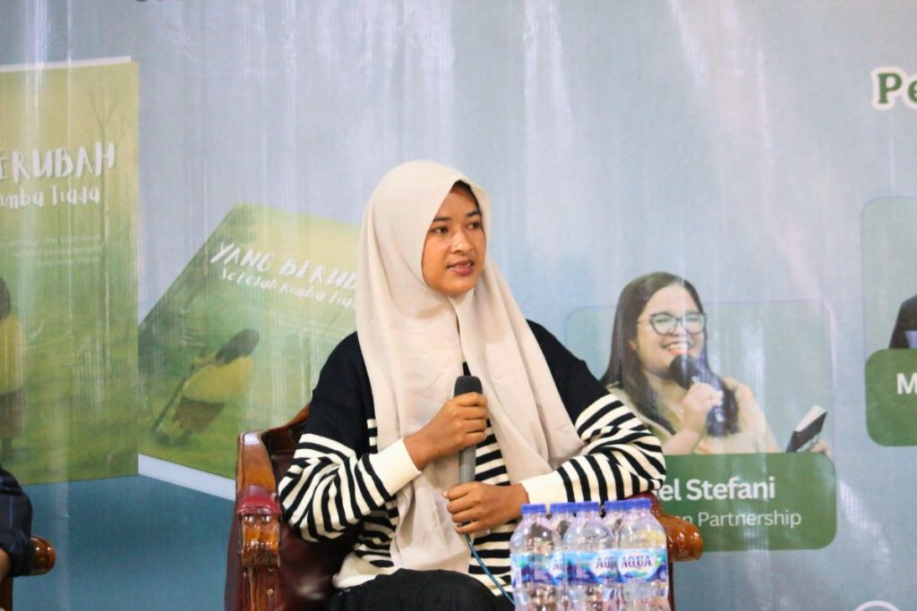 Siska, kader Suku Anak Dalam, berbagi pengalaman menulis tentang perubahan hidup mereka dalam sebuah buku. Foto : Dokumentasi Pundi Sumatra