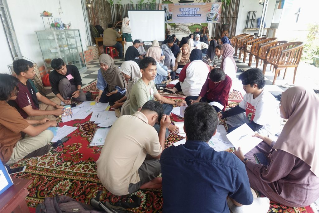 Dalam sesi Intensive Course, para peserta mendalami peran serta isu-isu yang terkait dengan HARMONI. Foto : Dokumentasi Pundi Sumatra