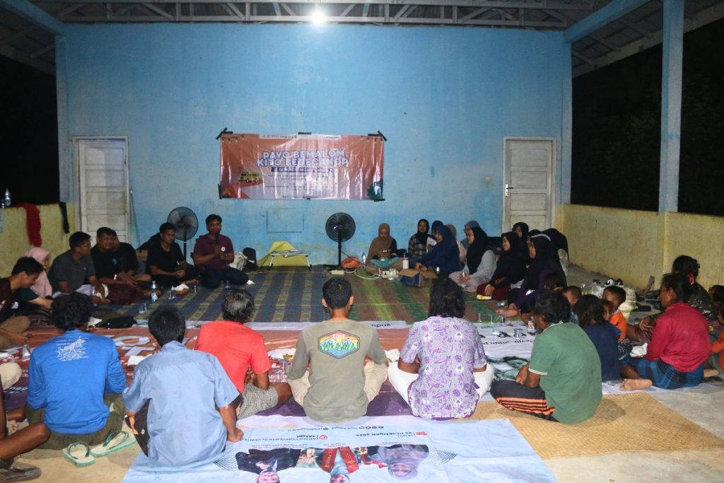 Bececakop berbagi pengetahuan tentang budaya, bahasa dan cara hidup komunitas. Foto : Annisa MK/Pundi Sumatra