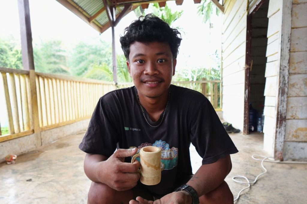 Antoni, Ketua Kelompok GPAD, memperlihatkan hasil produksinya. Foto : Annisa Majesty Kasturi/Pundi Sumatra