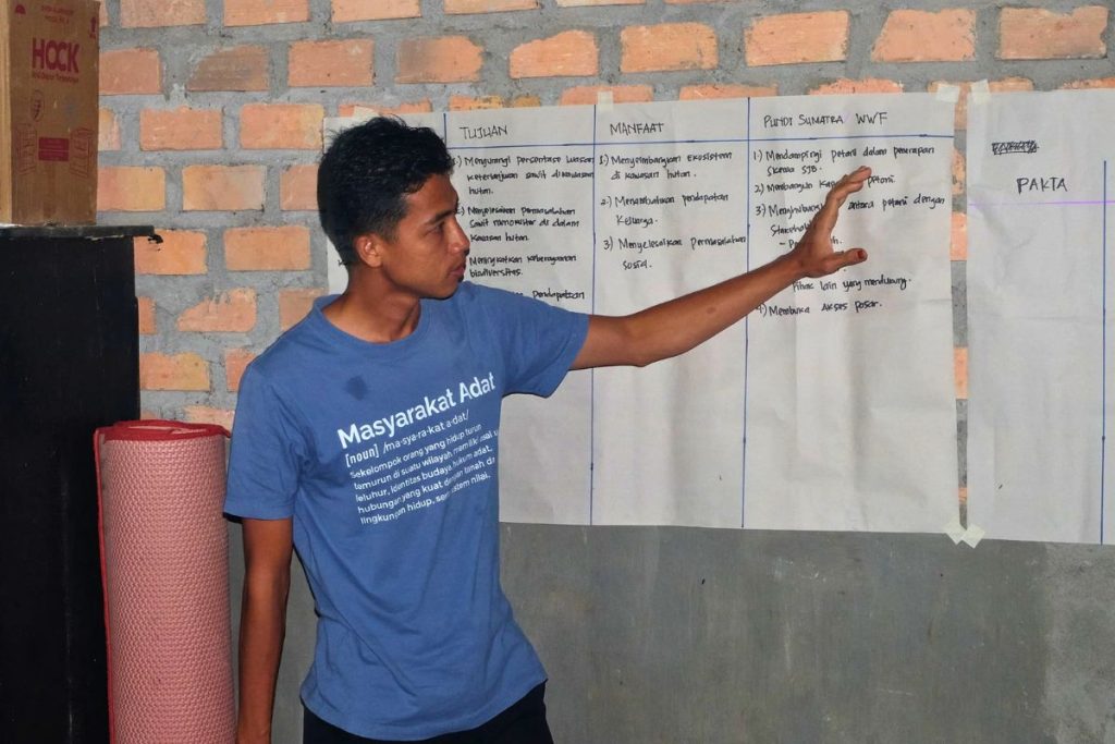 NH. Bestamir Arief menyampaikan penjelasan program kepada anggota kelompok penerima manfaat. Foto : Dokumentasi Pundi Sumatra