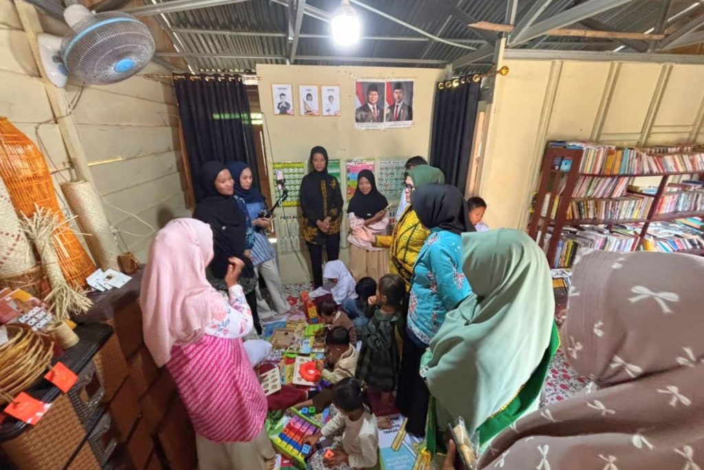 Ibu Elza Kurniawati meninjau Ghumah Belajo Bhetilek Elmu dan menyaksikan langsung kegiatan belajar anak-anak di Rumah Baca Komunitas Suku Anak Dalam (SAD). Foto: Dokumentasi Pundi Sumatra